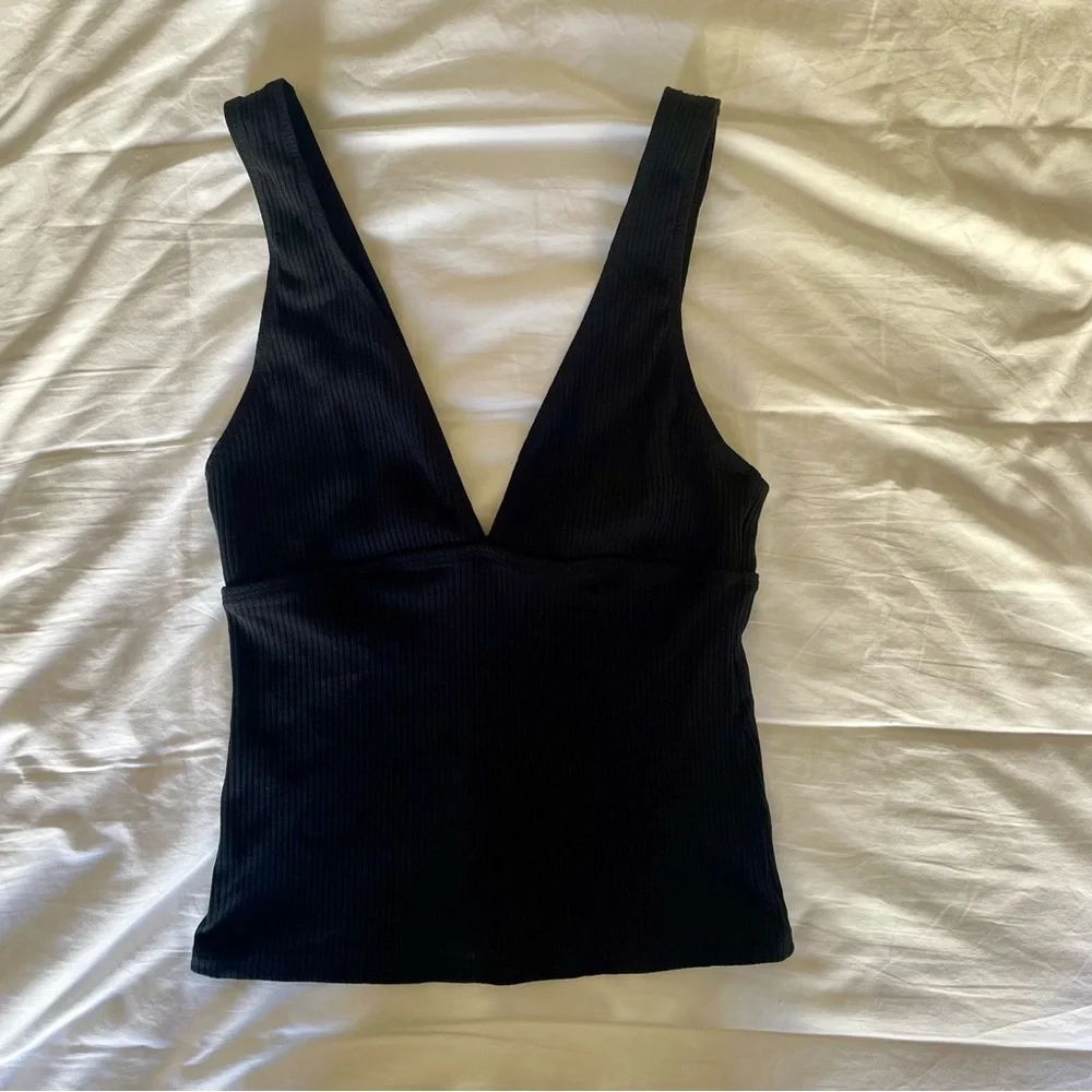Bromelia Ihla Bela Rib Tank in Midnight Black.
Size Small - Picture 3 of 6